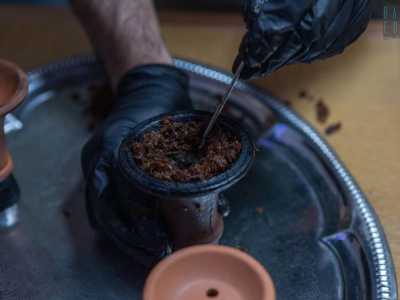 ...e lo dispone nella cosiddetta "testa" aggiugendovi foglie di menta fresca per intensificare l�aroma